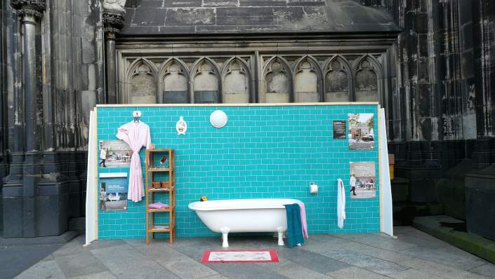 Das Bild zeigt ein Badezimmer, welches auf der Domplatte in Köln im öffentlichen Raum aufgestellt ist.